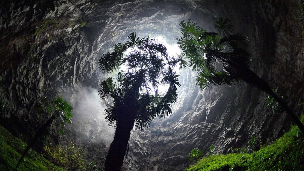בולען בלב היערות בסין