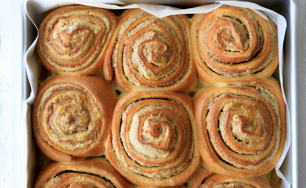 סינבונס עם חלבה לפני הזיגוג