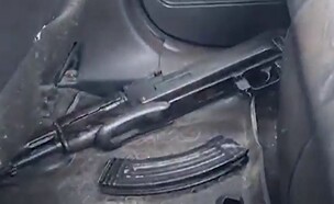 הנשק שנתפס ברכב בעת מעצר החוליה (צילום: דוברות המשטרה)