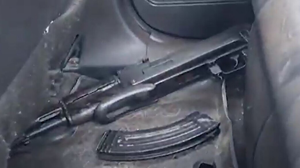 הנשק שנתפס ברכב בעת מעצר החוליה (צילום: דוברות המשטרה)