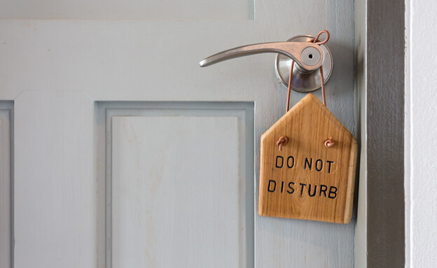 שלט נא לא להפריע על דלת (צילום: Akemaster, SHUTTERSTOCK)