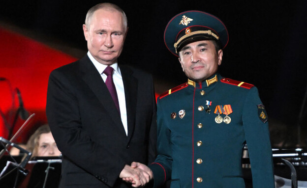 פוטין מעניק עיטור לקצין (צילום: MAKSIM BLINOV/POOL/AFP/Getty Images)