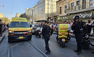 זירת תאונת דרכים ברחוב יפו בירושלים (צילום: דוברות מד"א, דוברות המשטרה)
