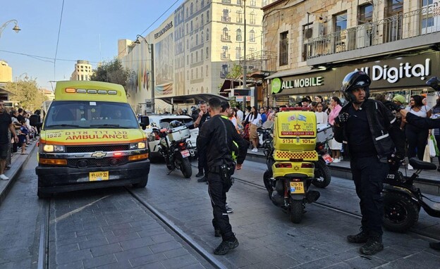 זירת תאונת דרכים ברחוב יפו בירושלים (צילום: דוברות מד"א )