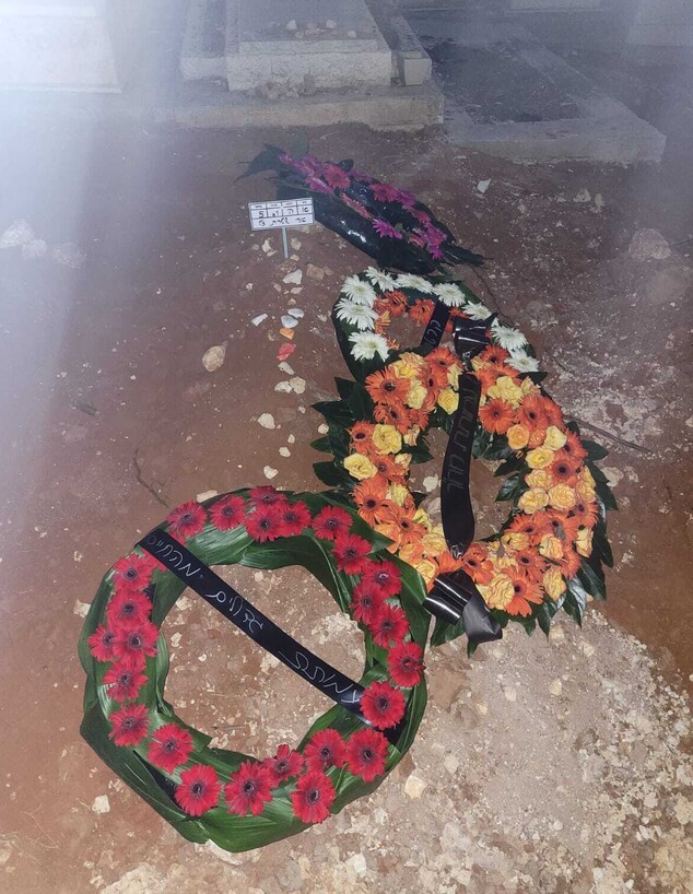 הפרחים שהונחו על קברו של ארי שטרית בן ה-15 (צילום: באדיבות המשפחה)