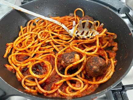 ספגטי כדורי בשר במחבת (צילום: רותם ליברזון, mako אוכל)