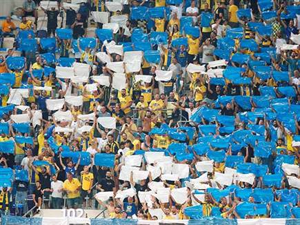 והקהל מילא בהתאם את יציעי בלומפילד (צילום: אלן שיבר)