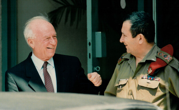 אהוד ברק ויצחק רבין, 1994 (צילום: משה שי , פלאש 90)