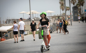 רוכבת על קורקינט בתל אביב (צילום: מרים אלסטר, פלאש 90)
