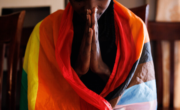 חבר קהילת הלהט"ב באוגנדה מתפלל בכנסייה (צילום:  Luke Dray, gettyimages)