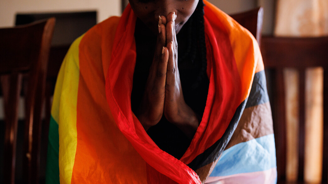 חבר קהילת הלהט"ב באוגנדה מתפלל בכנסייה (צילום:  Luke Dray, gettyimages)