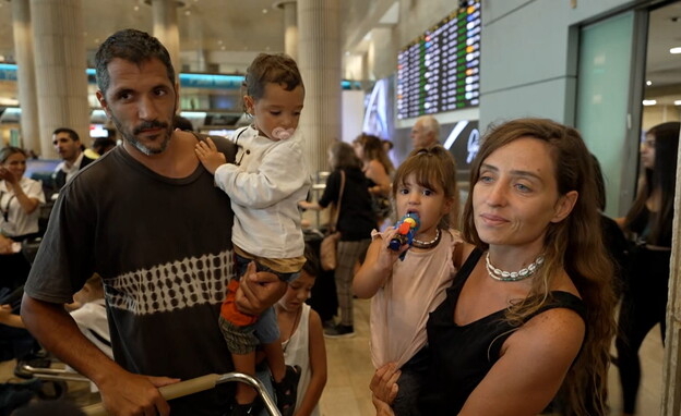 משפחה שהגיעה מהטיסה שנחתה בסעודיה (צילום: n12)
