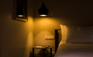 חדר מלון חשוך (צילום: Aina Castello, shutterstock)