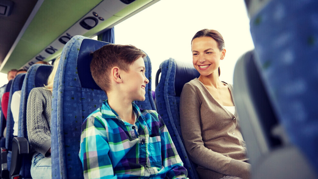 ילד עם אמא באוטובוס