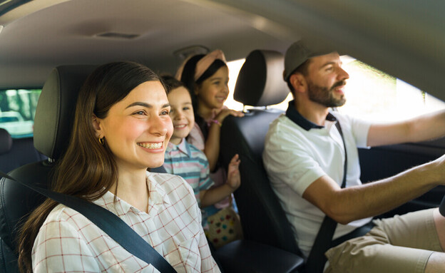 משפחה באוטו