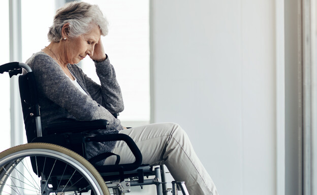 אישה זקנה על כיסא גלגלים (צילום: 123rf)
