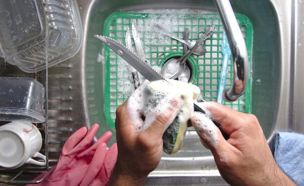 ידיים שוטפות סכין עם סבון מעל כיור, שטיפת כלים (צילום: Nara_money, SHUTTERSTOCK)