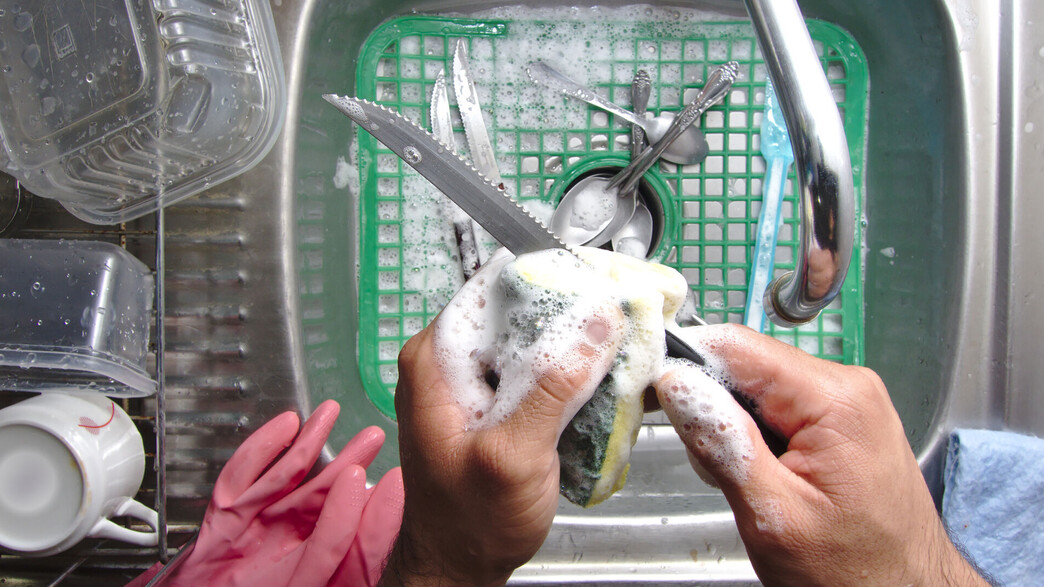 ידיים שוטפות סכין עם סבון מעל כיור, שטיפת כלים (צילום: Nara_money, SHUTTERSTOCK)
