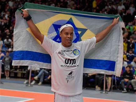 גם הוא בא. רונאלדיניו (mtr 7, אלכס גולדשטיין) גם הוא בא. רונאלדיניו (mtr 7, אלכס גולדשטיין)