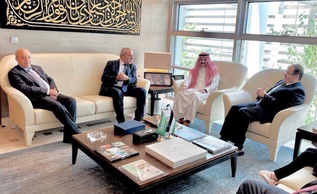 בכירי הרש"פ עם השגריר הסעודי נאיף א-סודיירי בעמאן