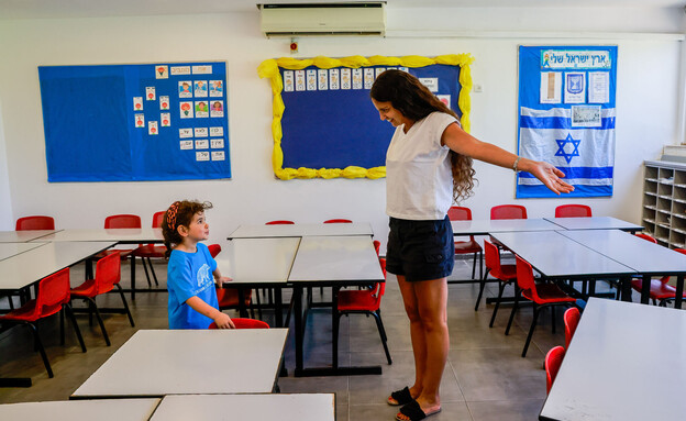 תלמידה פוגשת את מורתה החדשה בבית הספר פולה בירושלים (צילום: יוסי זמיר, פלאש 90)