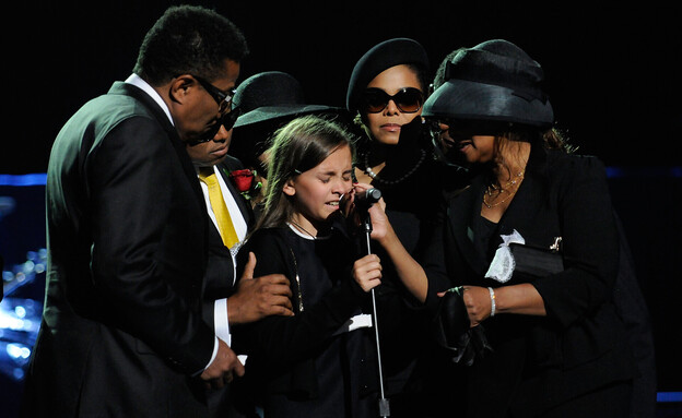 פריס ג'קסון סופדת לאביה מייקל ג'קסון בהלווייתו ב-2009 (צילום: Kevin Mazur/MJ Memorial via Getty Images)