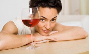 אישה מסתכלת על כוס יין2 (צילום: אימג'בנק / Thinkstock)
