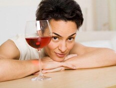 אישה מסתכלת על כוס יין2