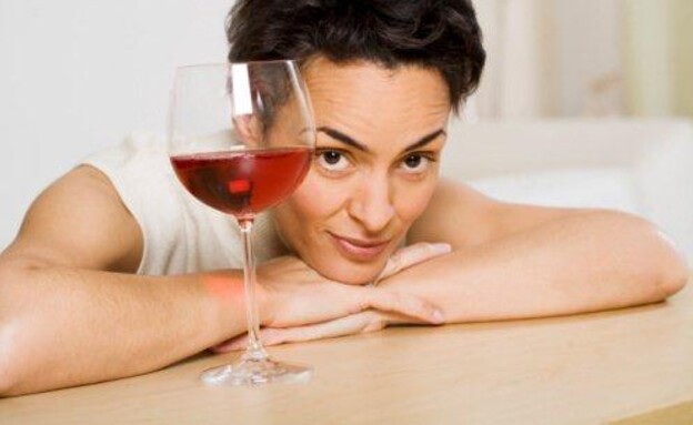 אישה מסתכלת על כוס יין2 אישה מסתכלת על כוס יין2