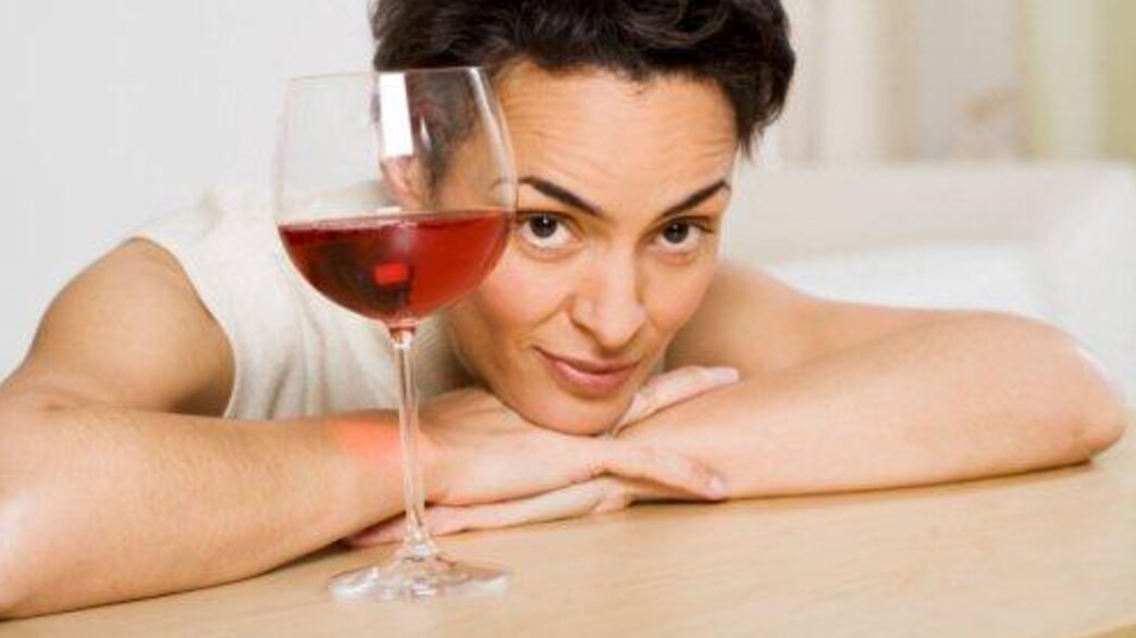 אישה מסתכלת על כוס יין2