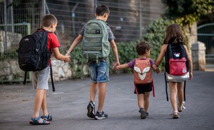 תלמידים צועדים לבתי הספר והגנים (צילום: יונתן זינדל, פלאש 90)