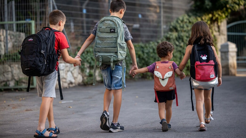 תלמידים צועדים לבתי הספר והגנים תלמידים צועדים לבתי הספר והגנים