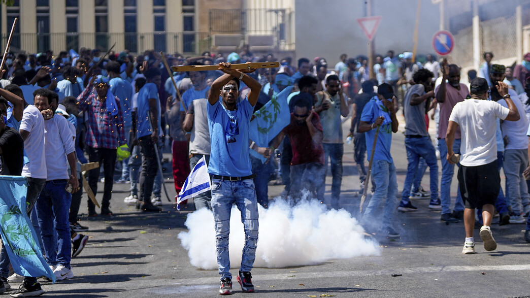 מהומות בתל אביב בין תומכי המשטר למתנגדי המשטר הארי (צילום: AP)