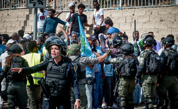 מהומות בתל אביב בין תומכי המשטר למתנגדי המשטר הארי (צילום: אבשלום ששוני, פלאש 90)