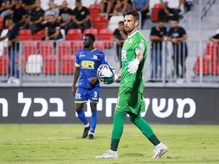 גד עמוס. המצטיין (קובי אליהו)