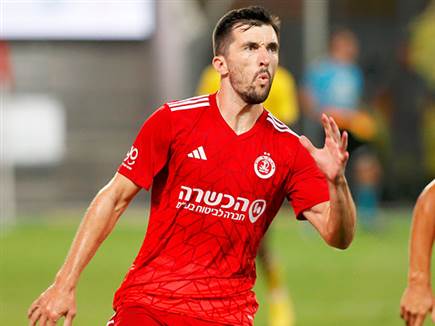 ואוז'בולט כבש שער בכורה (צילום: אלן שיבר)