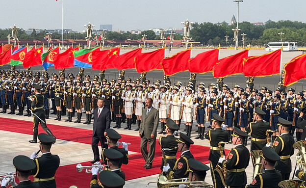 נשיא אריתראה אפוורקי עם נשיא סין שי בבייג'ינג (צילום: רויטרס)