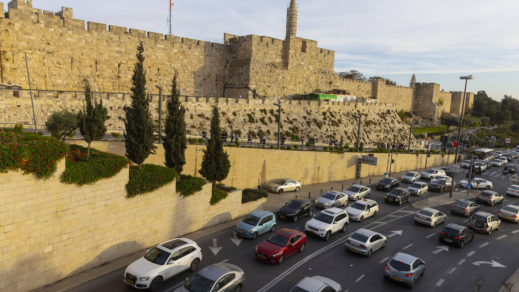 פקק תנועה ליד העיר העתיקה בירושלים (צילום: אוליבייה פיטוסי, פלאש 90)