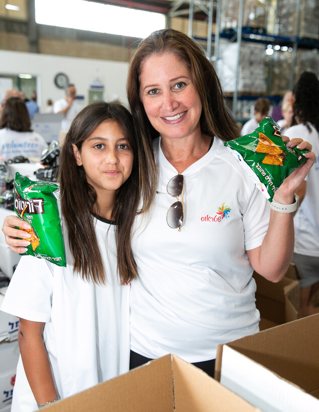 עובדי שטראוס מתנדבים באריזת ארוחות חג- לתת