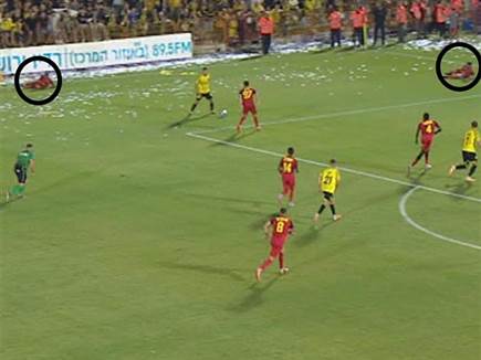 שחקני אשדוד שוכבים רגע לפני השער השני