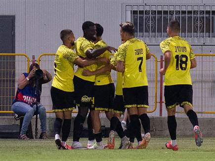 כבר בפתיחת המשחק, ג'ורג' כבש ראשון (צילום: קובי אליהו)