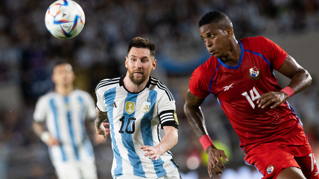 חילברטו הרננדז במדי נבחרת פנמה נגד מסי ונבחרת ארגנ