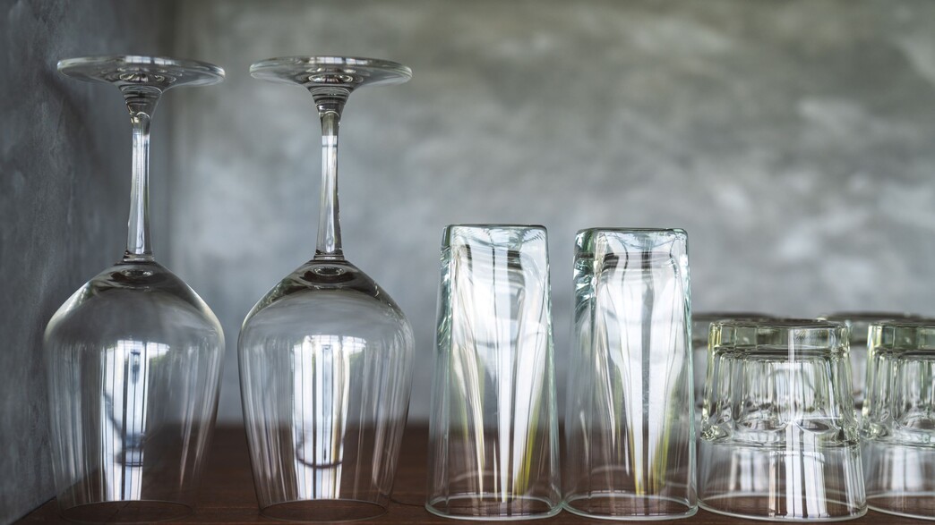 כוסות זכוכית עומדות הפוך (צילום: Tinu Weibel, SHUTTERSTOCK)