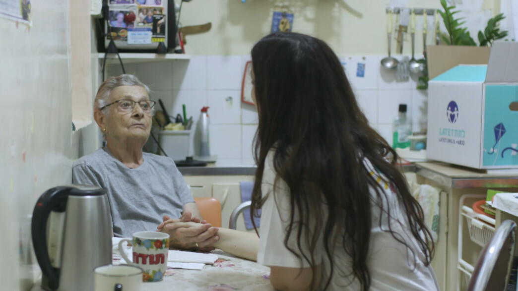 סופיה, ניצולת שואה בת 93, עם מתנדבת מטעם ארגון לתת סופיה, ניצולת שואה בת 93, עם מתנדבת מטעם ארגון לתת