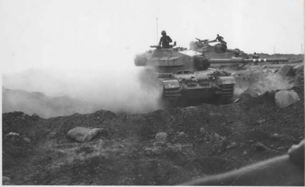 טנקים בפעולה ברמת-הגולן במהלך הלחימה בחזית הסורית (צילום: ארכיון המדינה)