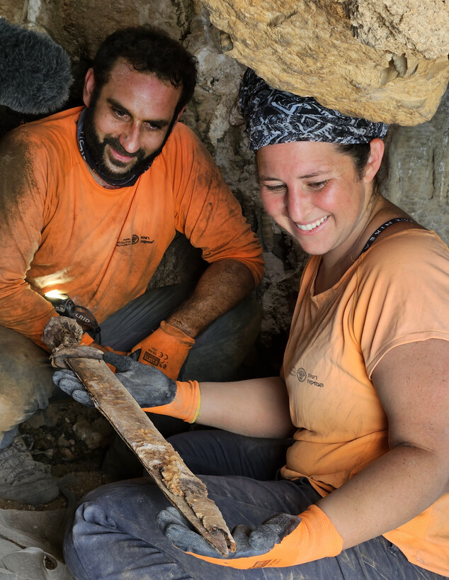 הארכיאולוגים אוריה עמיחי וחגי המר עם אחת החרבות שנ (צילום: אמיר גנור, רשות העתיקות)