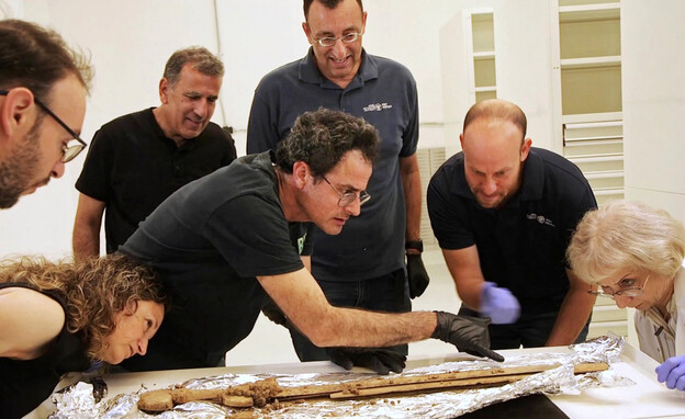 חוקרים של רשות העתיקות בוחנים את החרבות (צילום: אמיל אלג'ם, רשות העתיקות)