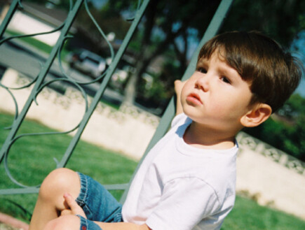 ילד עומד ליד גדר (צילום: istockphoto)