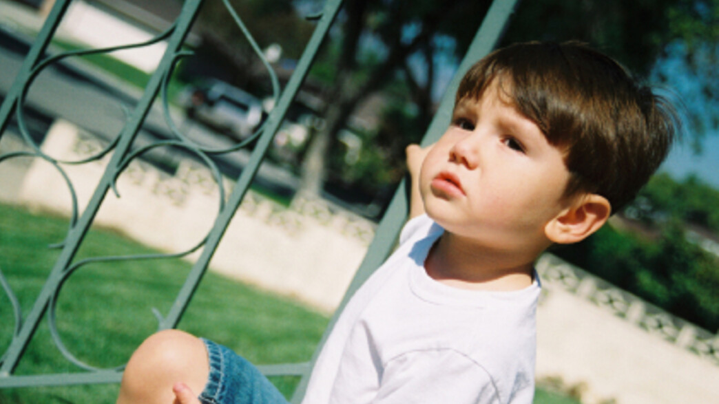 ילד עומד ליד גדר