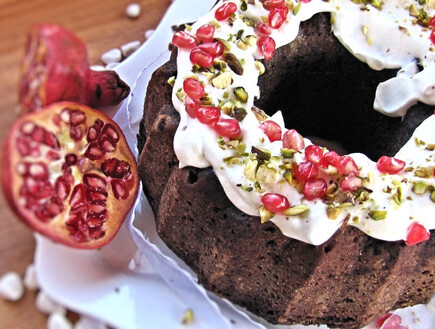 עוגת שוקולד יוגורט ורימון (צילום: דליה מאיר, קסמים מתוקים)